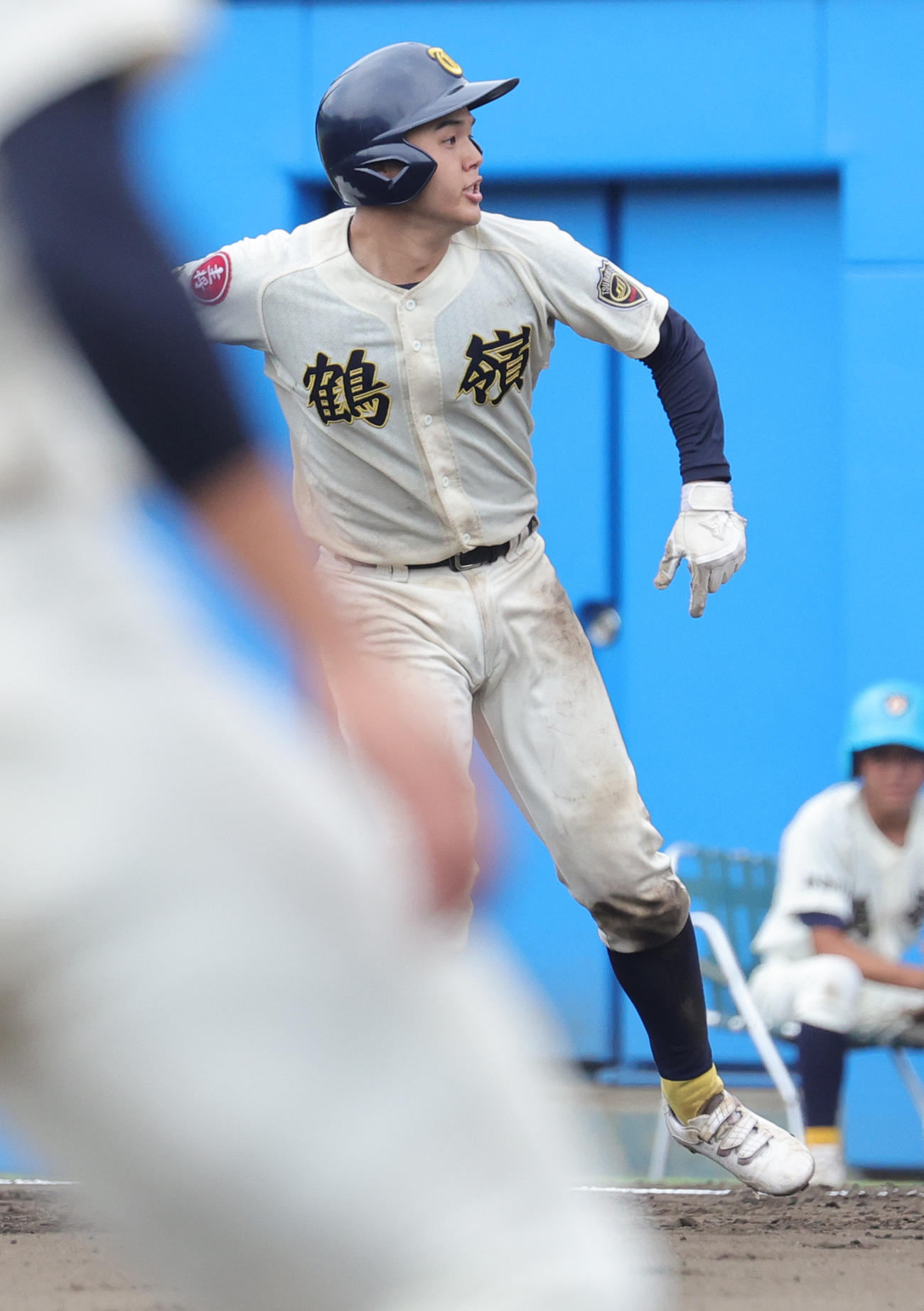 横浜隼人対鶴嶺　3回裏鶴嶺1死満塁、左前2点適時打を放ち喜ぶ猪田（撮影・野上伸悟）