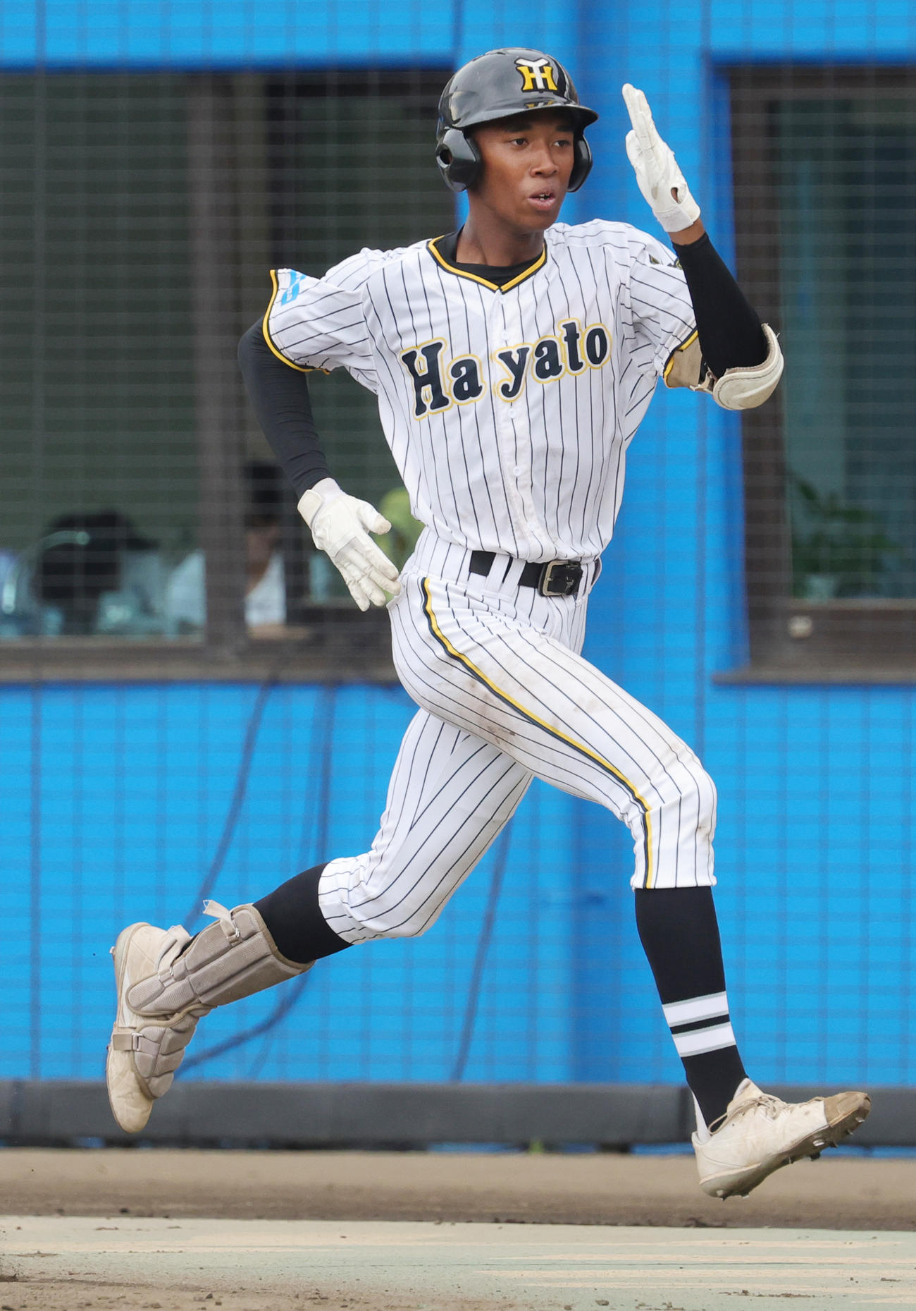 横浜隼人対鶴嶺　打席を終え、走ってベンチに戻る横浜隼人・沼井（撮影・野上伸悟）