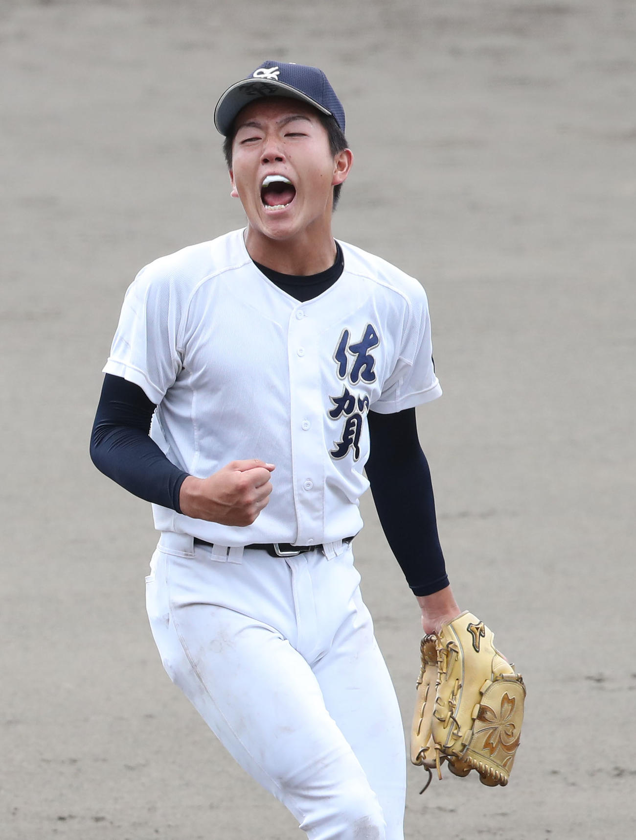 佐賀学園対北陵　完投勝利を飾った佐賀学園・古川はガッツポーズ（撮影・梅根麻紀）