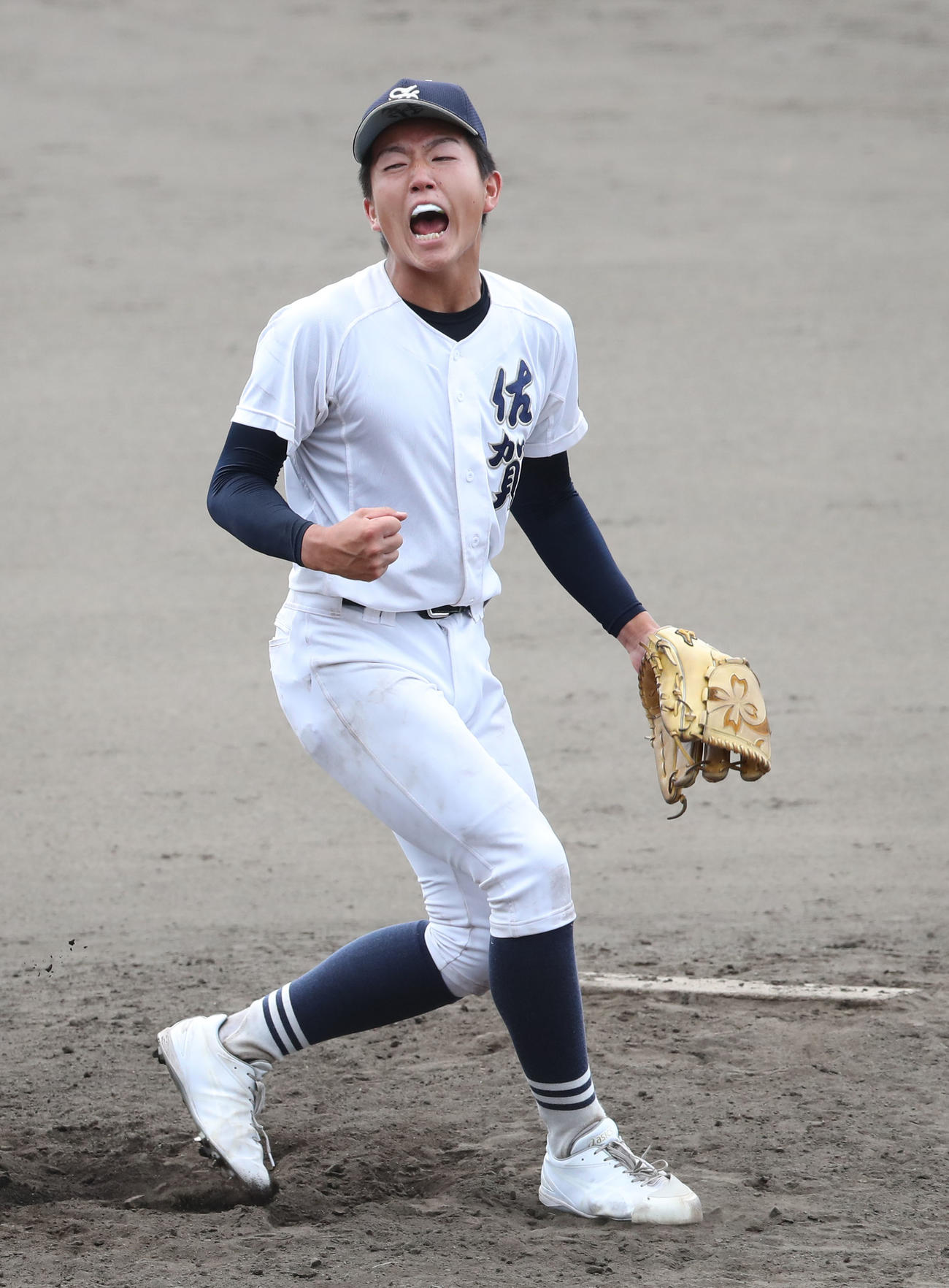 佐賀学園対北陵　完投勝利を飾った佐賀学園・古川はガッツポーズ（撮影・梅根麻紀）