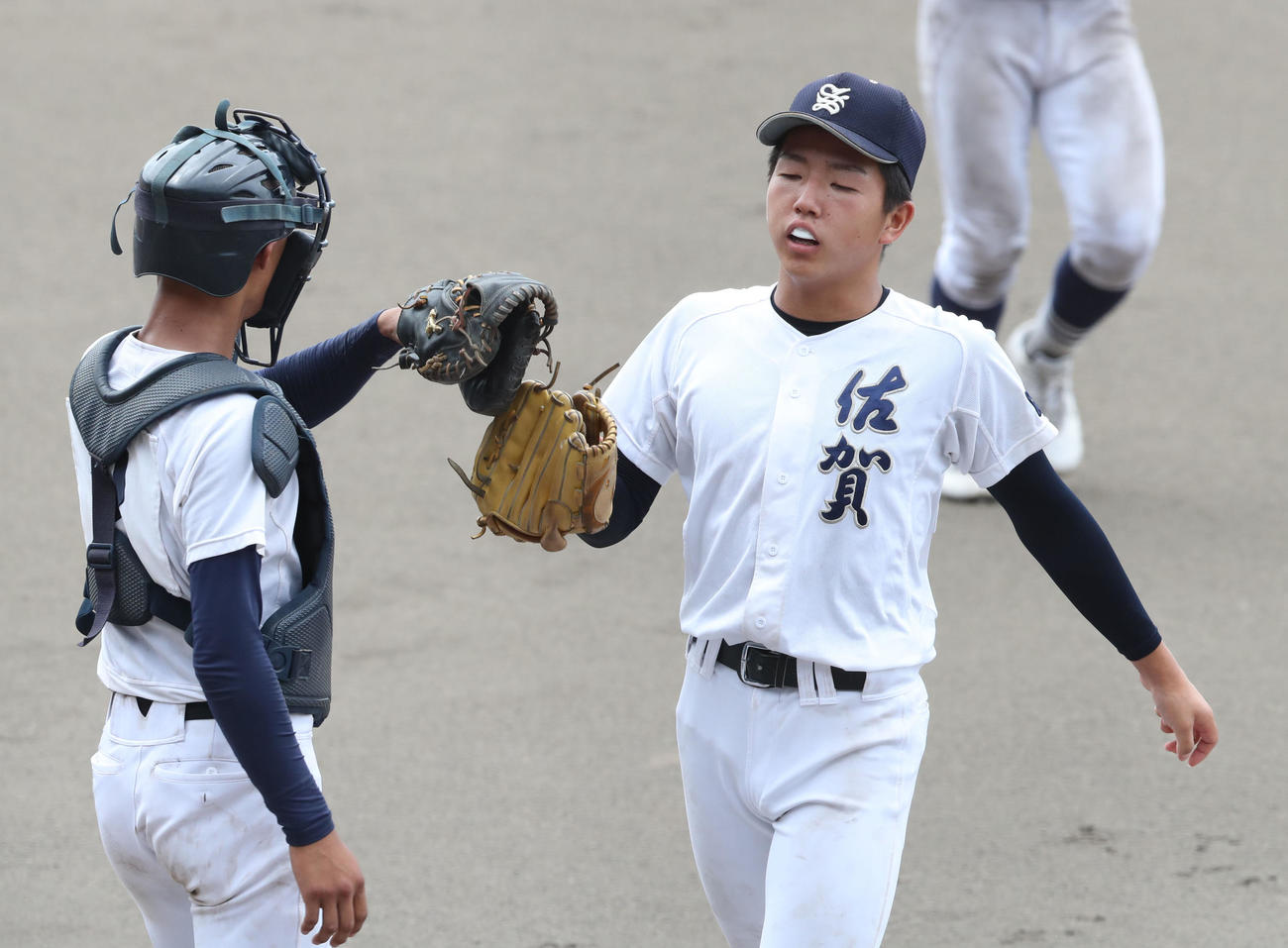 佐賀学園対北陵　完投勝利を飾った佐賀学園・古川は杉山捕手とハイタッチ（撮影・梅根麻紀）