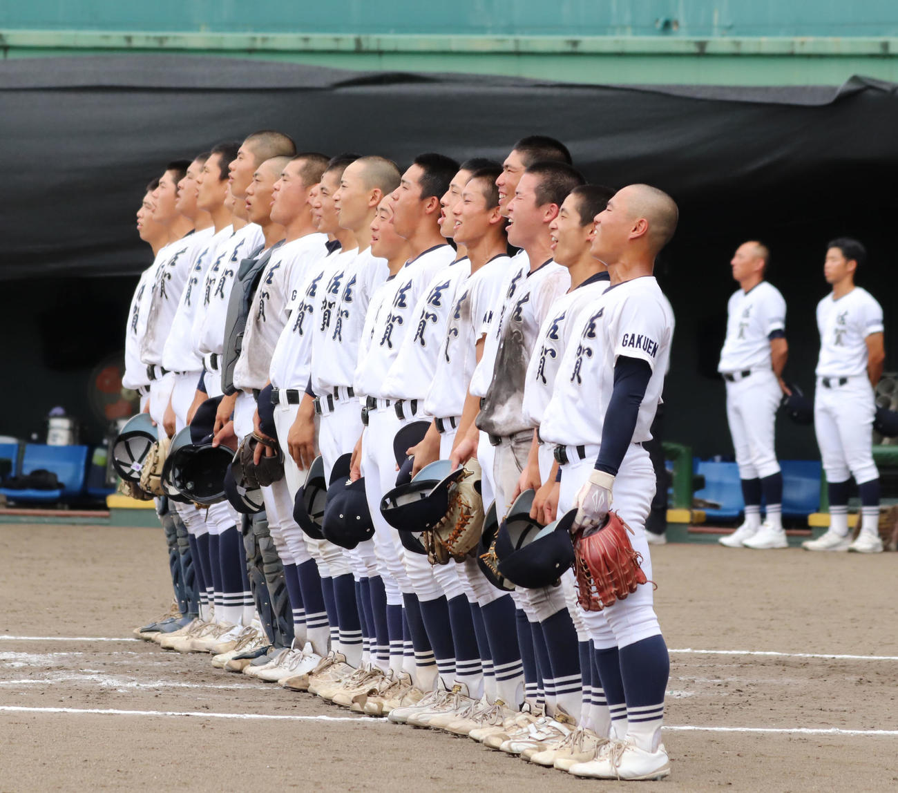 佐賀学園対北陵　北陵に勝利し校歌を歌う佐賀学園ナイン（撮影・鬼束羽瑠菜