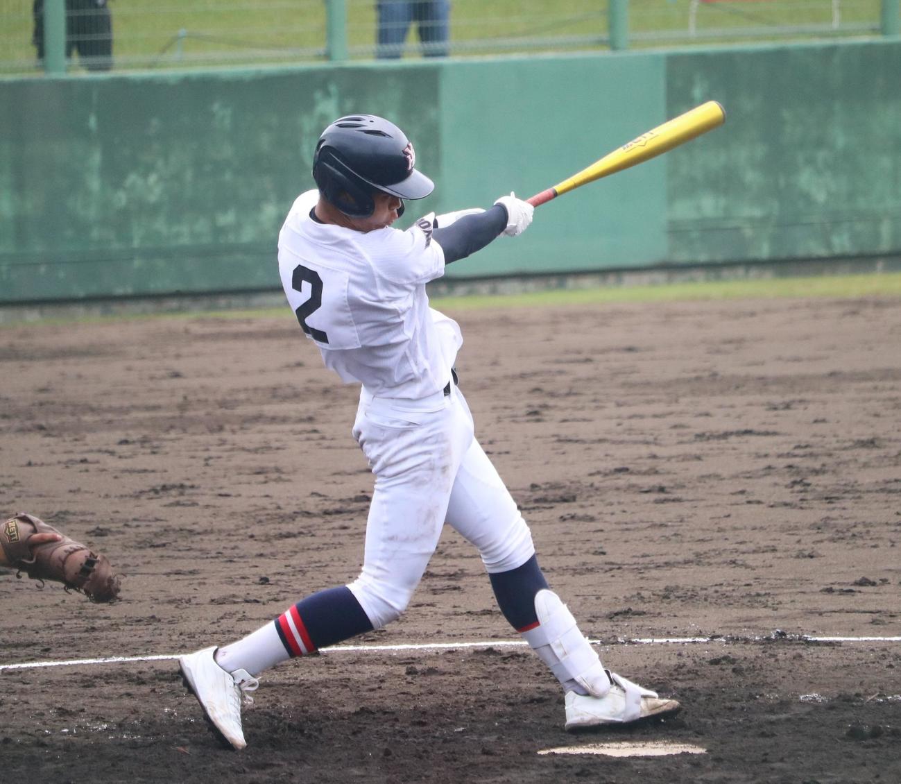 社の西垣がソロ本塁打を放つ（撮影・林亮佑）