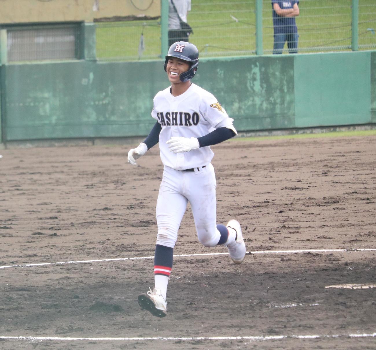 社の西垣がソロ本塁打を放ち笑う（撮影・林亮佑）