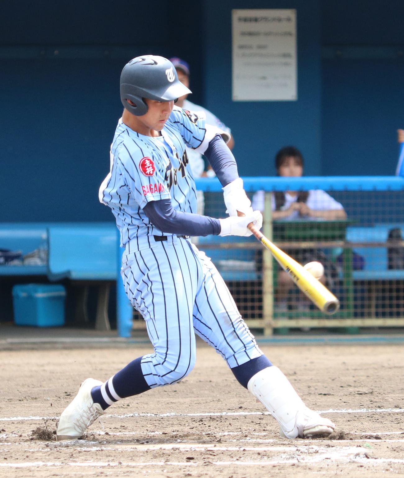 東海大相模対横浜桜陽　3回裏東海大相模1死満塁、左越え2点適時打を放つ木村（撮影・深田雄智）