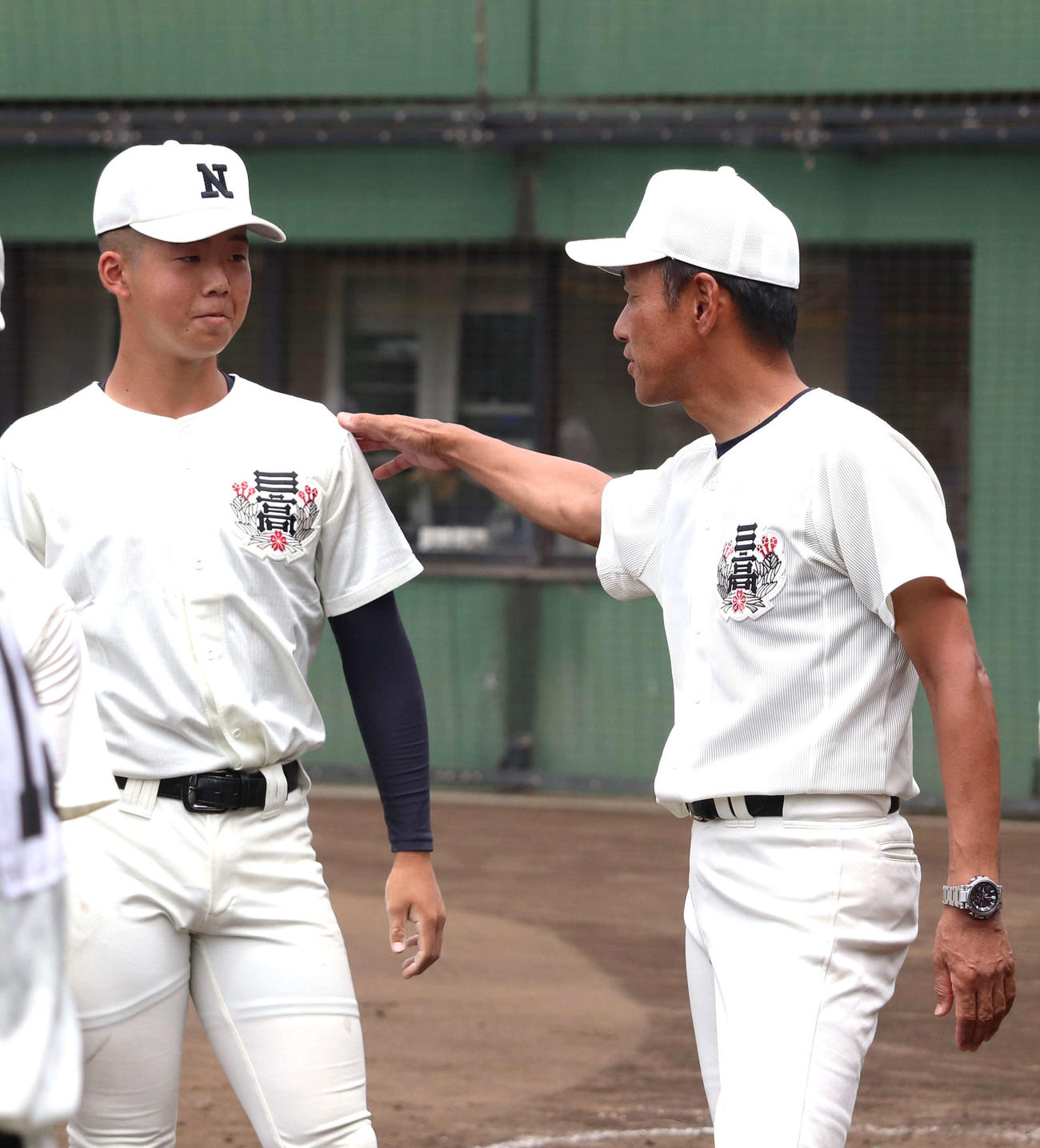 武蔵対日大三　2番手で登板し0－0の5回1死一、二塁のピンチを抑えて日大三・三木監督（右）からねぎらわれる谷亀（撮影・佐瀬百合子）