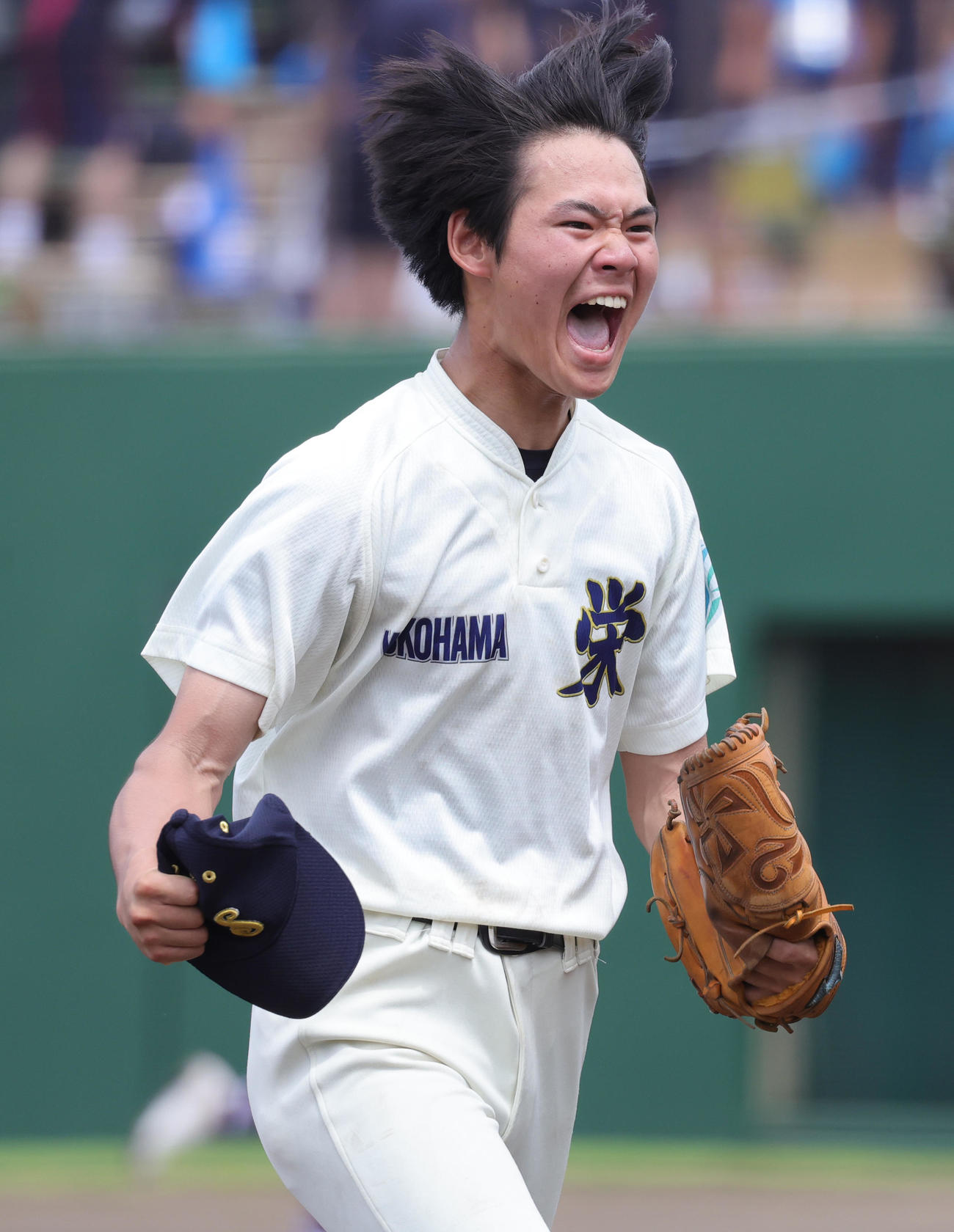 横浜栄対桐光学園　1回裏を抑えほえながらベンチに戻る横浜栄先発の本多（撮影・野上伸悟）
