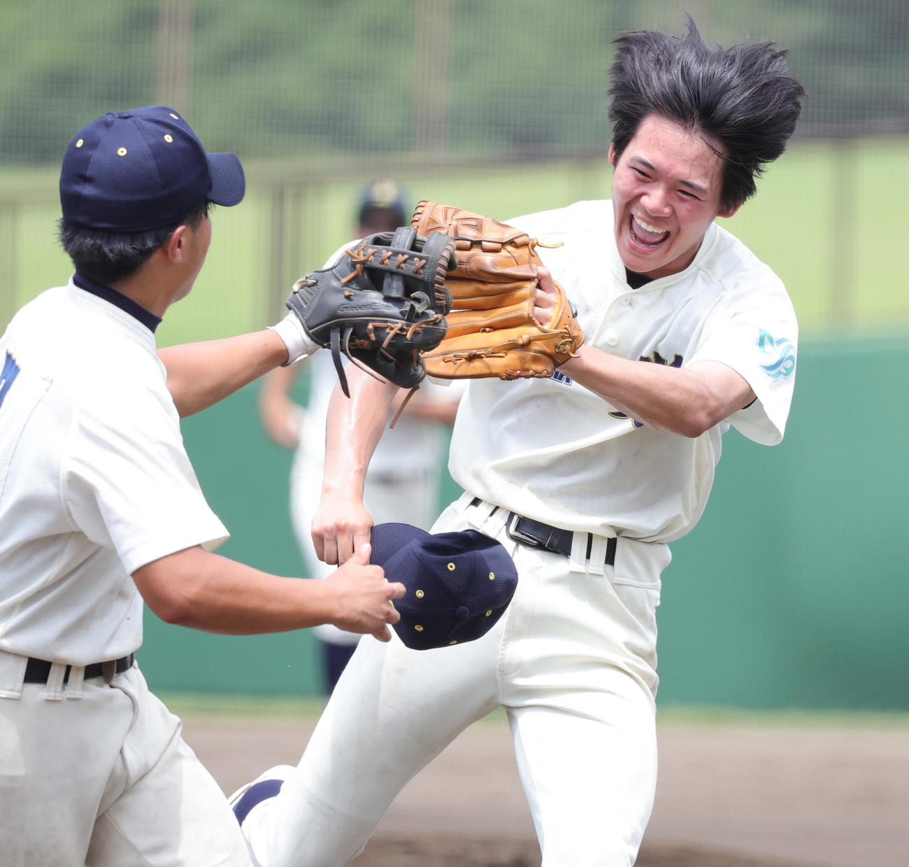 横浜栄対桐光学園　3回裏を抑え笑顔でベンチに戻る横浜栄先発の本多（撮影・野上伸悟）