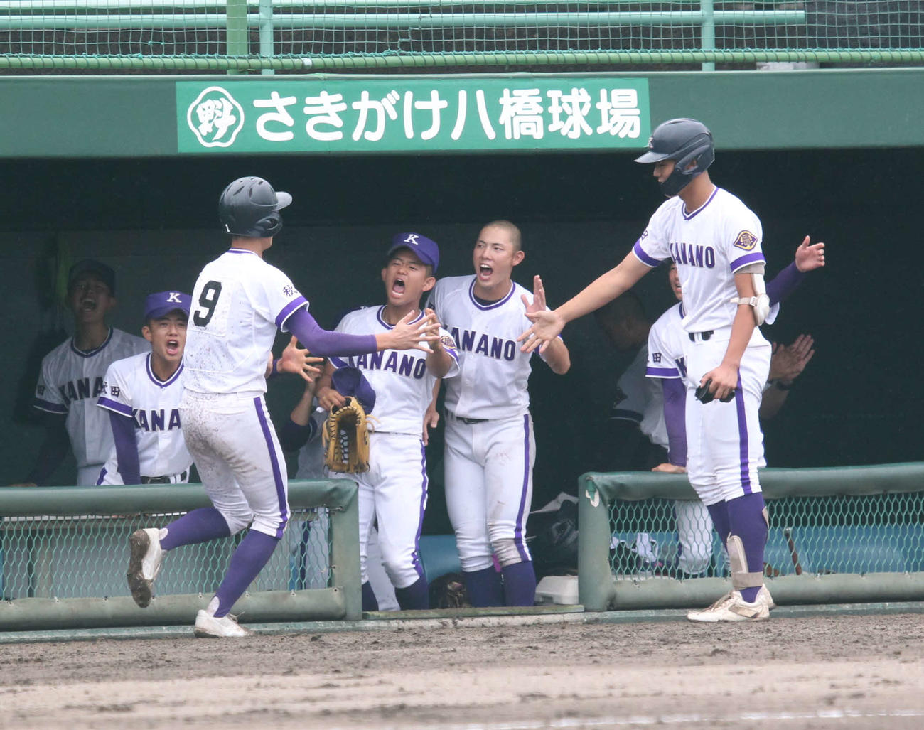 1回表、先制ホームを踏んだ近藤暖都（9番）を出迎える金足農ナイン