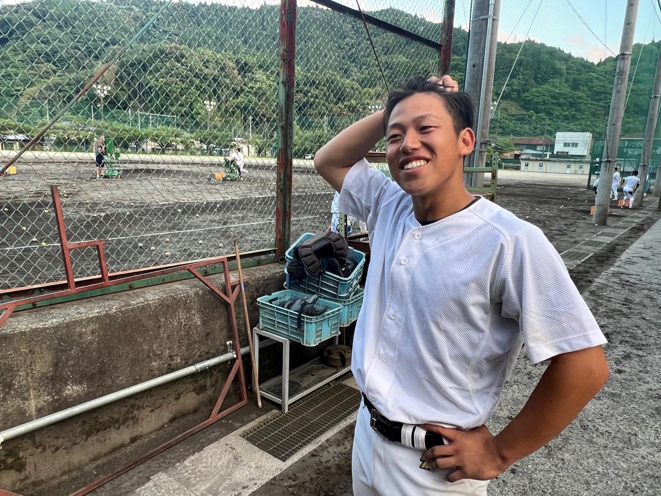 6月19日、一発芸を頼むと「何やろうかな」と悩んでいた身延・米山綾亮主将（撮影・金子真仁）