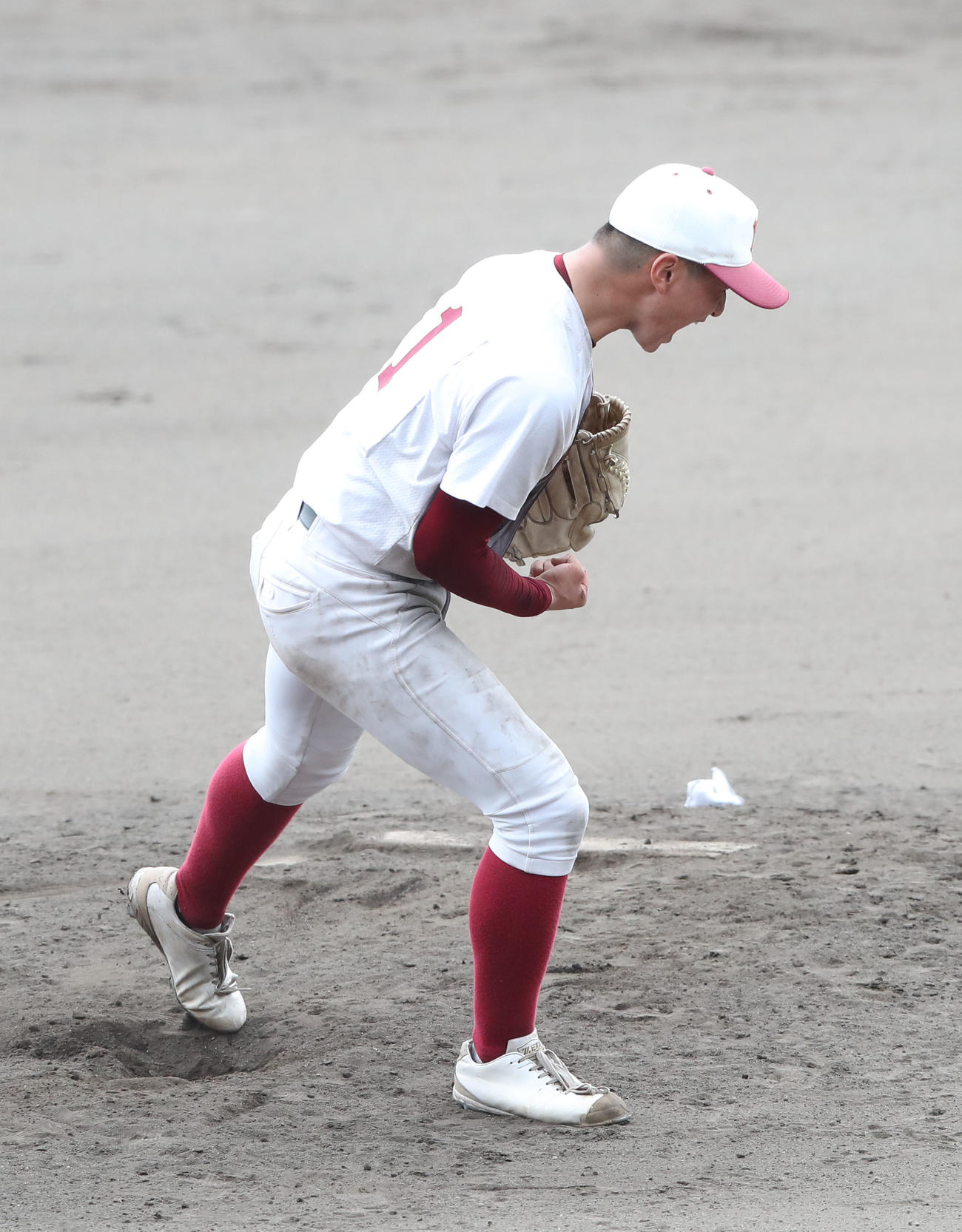 佐賀農対鹿島　完投勝利を飾った佐賀農・轟はガッツポーズ（撮影・梅根麻紀）