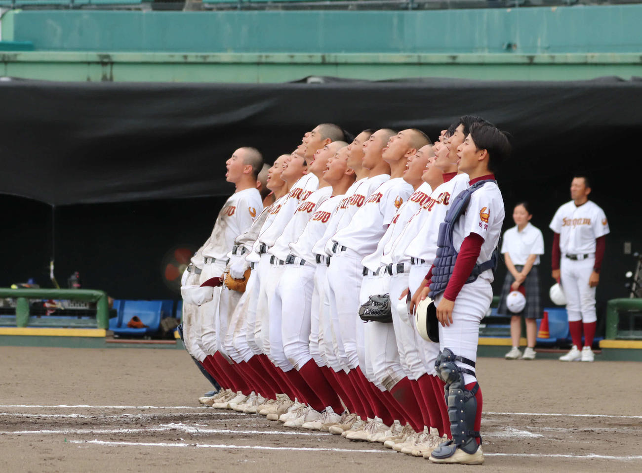 佐賀農対鹿島　鹿島に勝利し校歌を歌う佐賀農ナイン（撮影・鬼束羽瑠菜）
