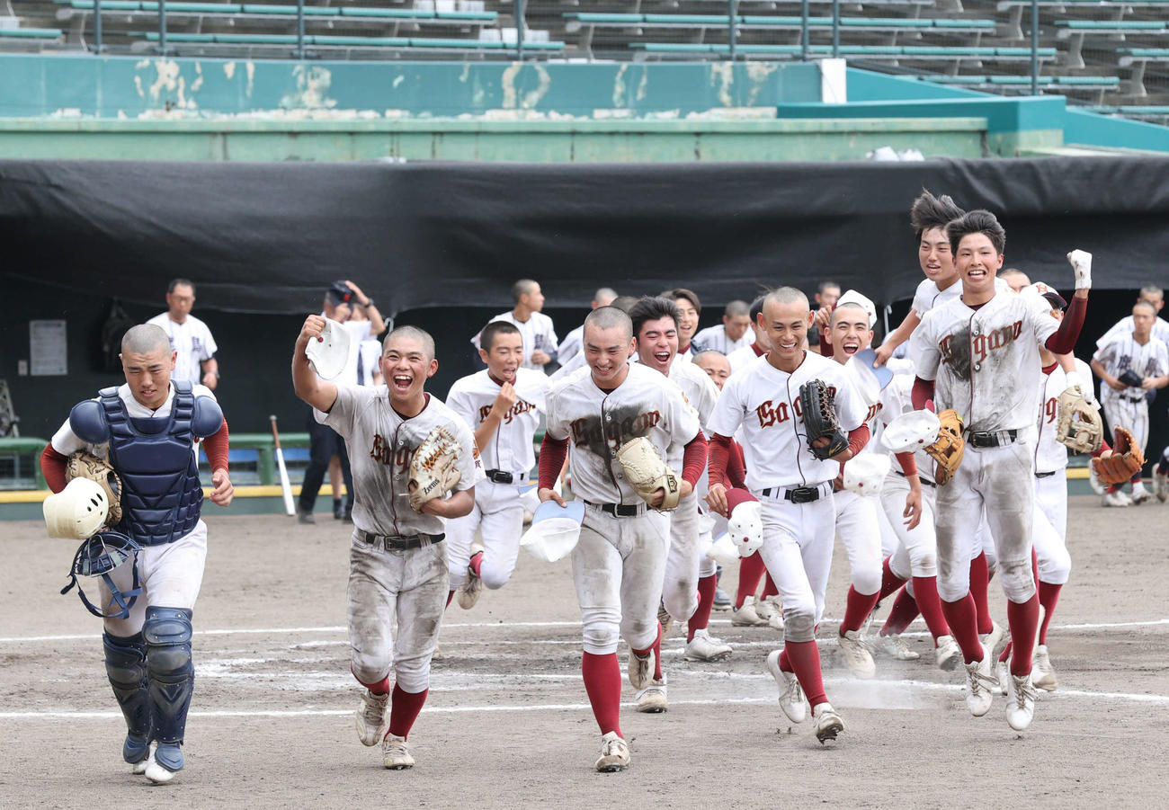佐賀農対鹿島　勝利を飾った佐賀農ナインは校歌を歌い終えスタンドの応援団に向かって駆け出す（撮影・梅根麻紀）