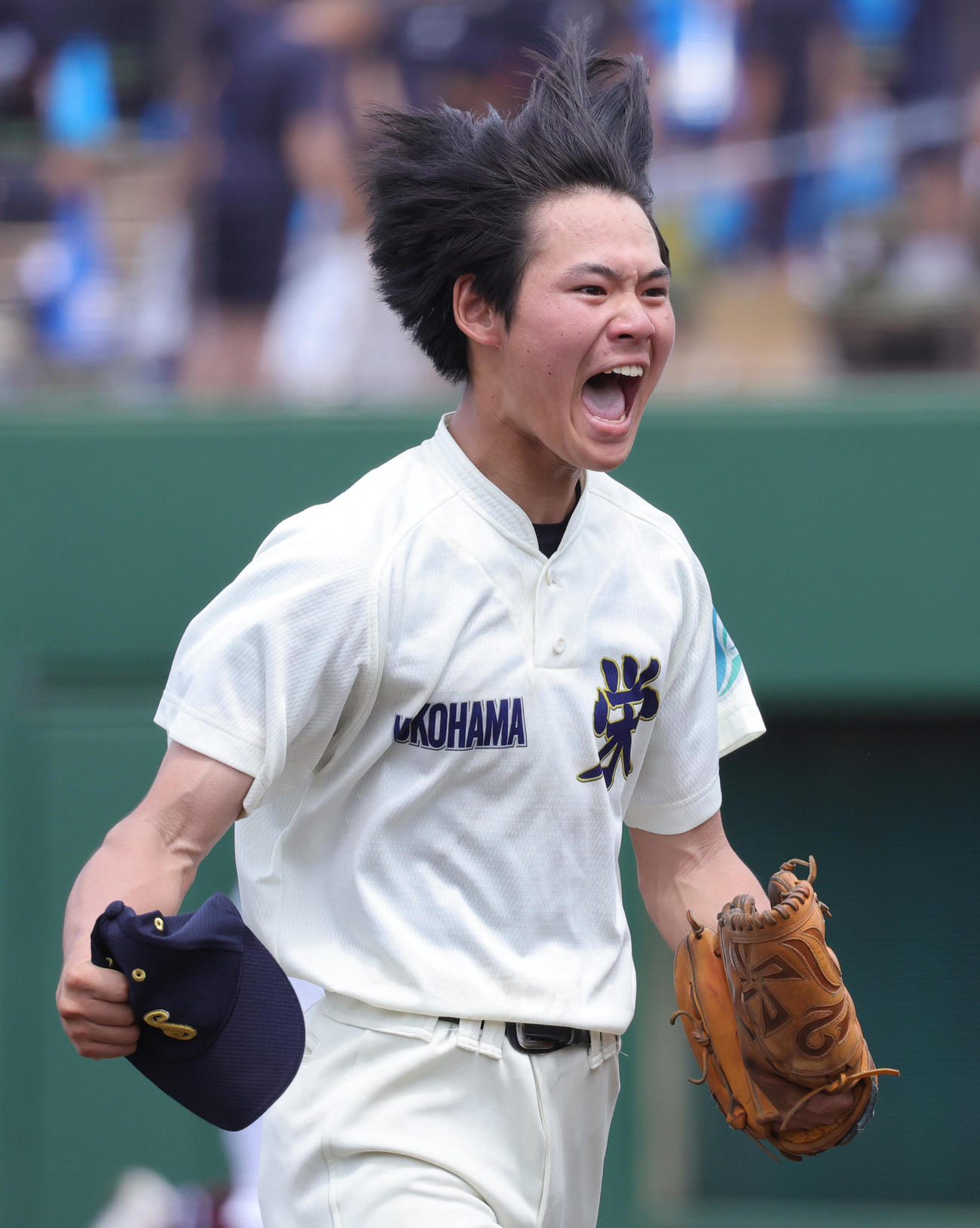 横浜栄対桐光学園　1回裏を抑えほえながらベンチに戻る横浜栄先発の本多（撮影・野上伸悟）