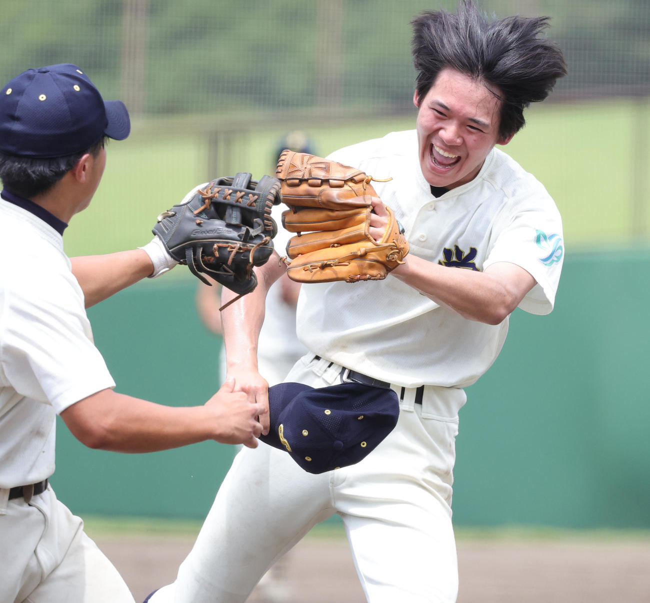 横浜栄対桐光学園　3回裏を抑え笑顔でベンチに戻る横浜栄先発の本多（撮影・野上伸悟）