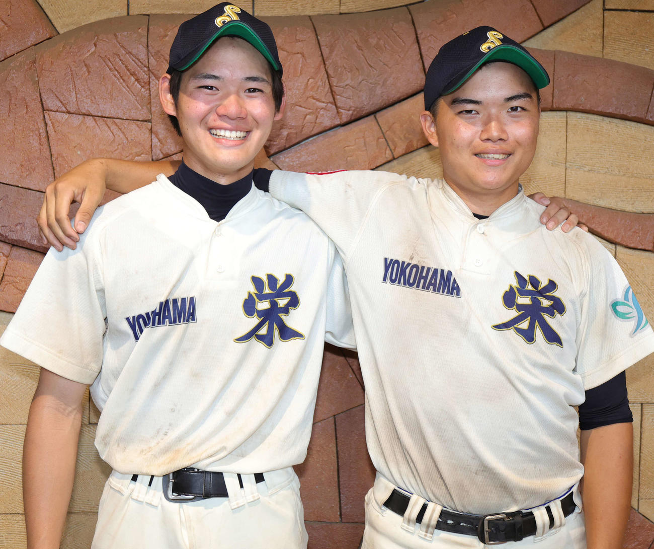 横浜栄対桐光学園　惜敗した横浜栄・本多投手（左）と上里捕手のバッテリーは、試合後に晴れやかな表情でねぎらい合った（撮影・野上伸悟）