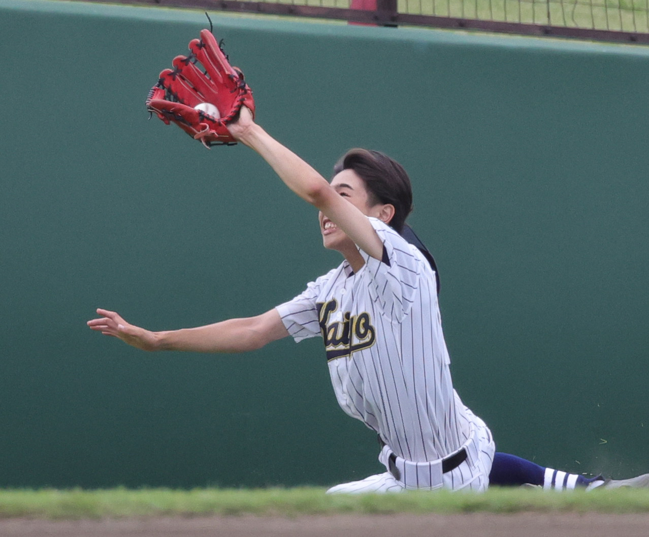 田奈・釜利谷・永谷・横浜明朋・三浦初声・海洋科学・平塚農商連合対光明相模原　1回裏光明相模原無死、冨岡の邪飛に海洋科学・津田が飛び込むもおよばず（撮影・野上伸悟）