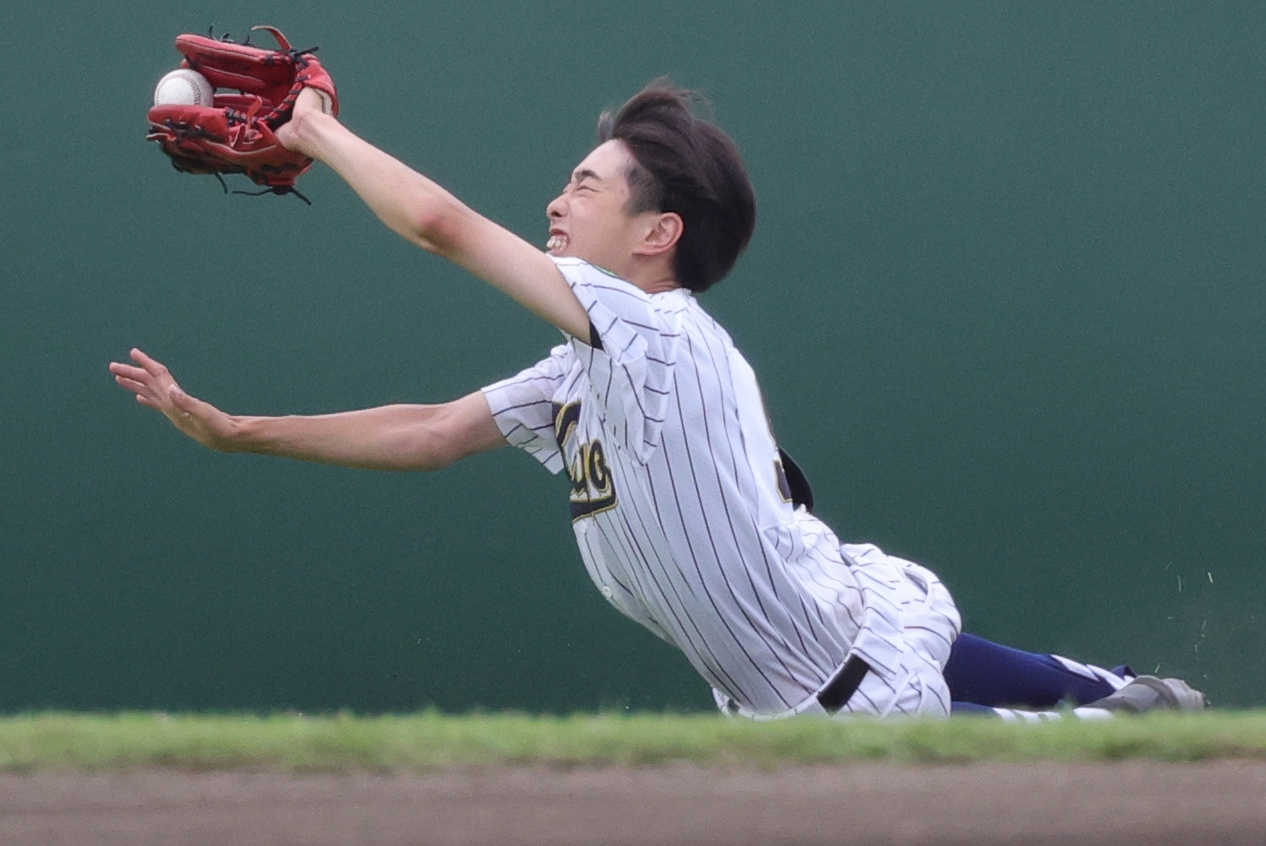 田奈・釜利谷・永谷・横浜明朋・三浦初声・海洋科学・平塚農商連合対光明相模原　1回裏光明相模原無死、冨岡の邪飛に海洋科学・津田が飛び込むもおよばず（撮影・野上伸悟）