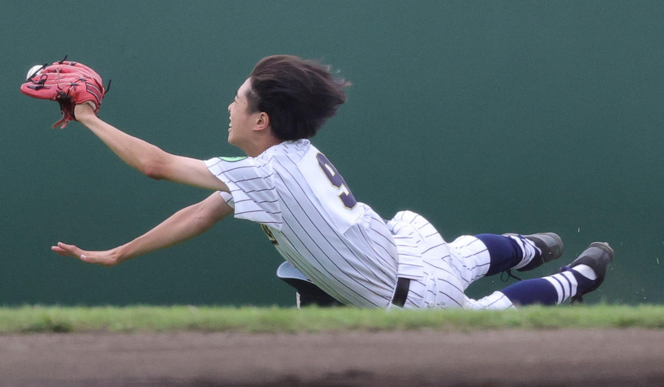 田奈・釜利谷・永谷・横浜明朋・三浦初声・海洋科学・平塚農商連合対光明相模原　1回裏光明相模原無死、冨岡の邪飛に海洋科学・津田が飛び込むもおよばず（撮影・野上伸悟）