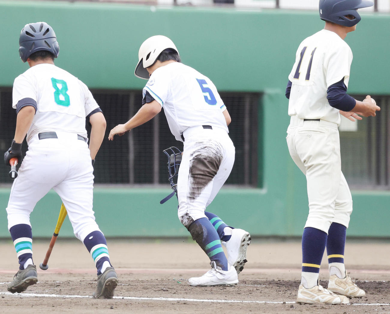 田奈・釜利谷・永谷・横浜明朋・三浦初声・海洋科学・平塚農商連合対光明相模原　2回表連合2死二塁、失策の間に本塁を狙うもアウトとなった平塚農商・守屋来夢は、相手の捕手のマスクを持って行ってしまう（撮影・野上伸悟）