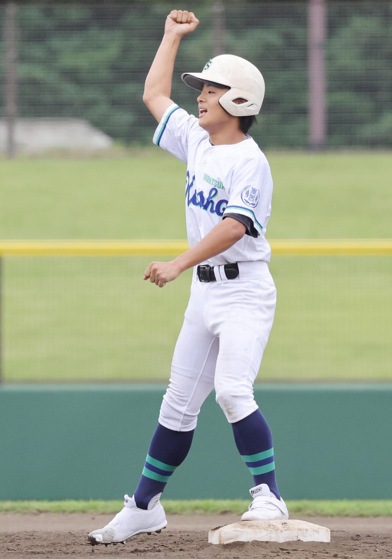 田奈・釜利谷・永谷・横浜明朋・三浦初声・海洋科学・平塚農商連合対光明相模原　2回表連合2死一、三塁、左2点適時二塁打を放ち喜ぶ平塚農商・守屋（撮影・野上伸悟）