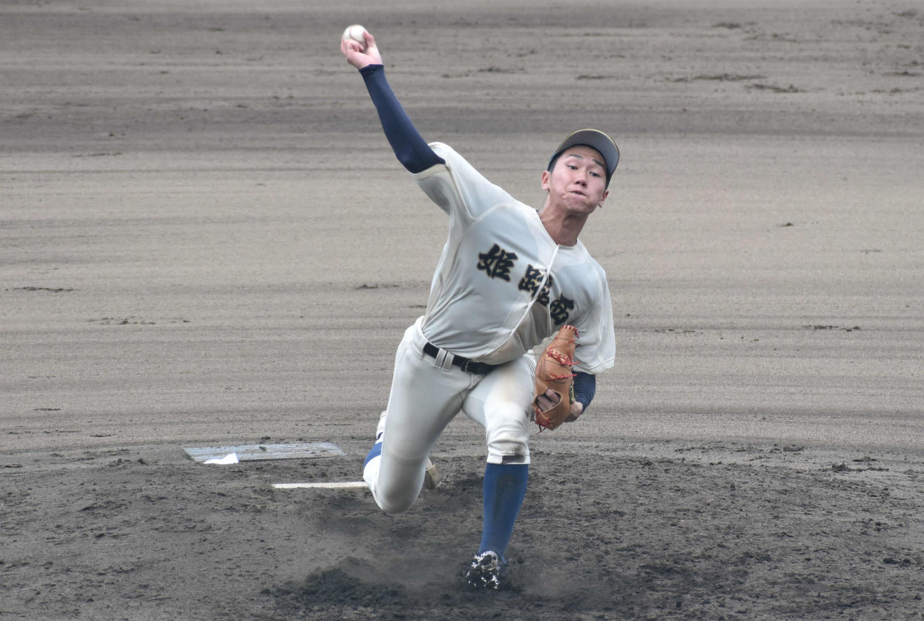 神戸高専戦で6回から登板した姫路西・渡辺（撮影・古財稜明）