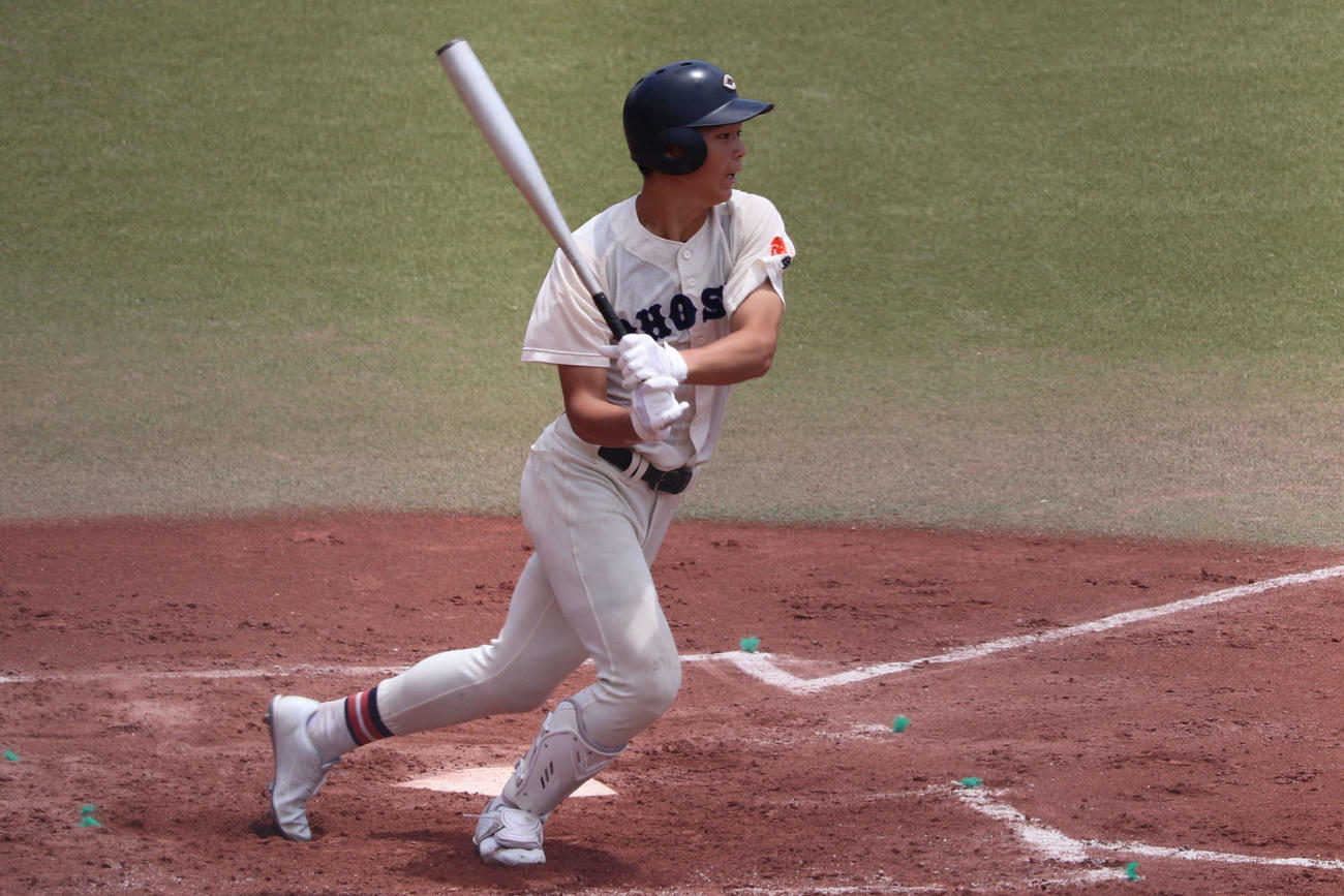 日体大柏対銚子商　1回裏銚子商2死二塁、先制の右越え適時三塁打を放つ4番・佐藤（撮影・保坂淑子）