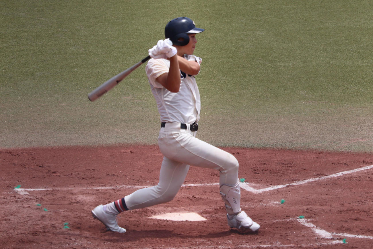 日体大柏対銚子商　1回裏銚子商2死二塁、先制の右越え適時三塁打を放つ4番・佐藤（撮影・保坂淑子）