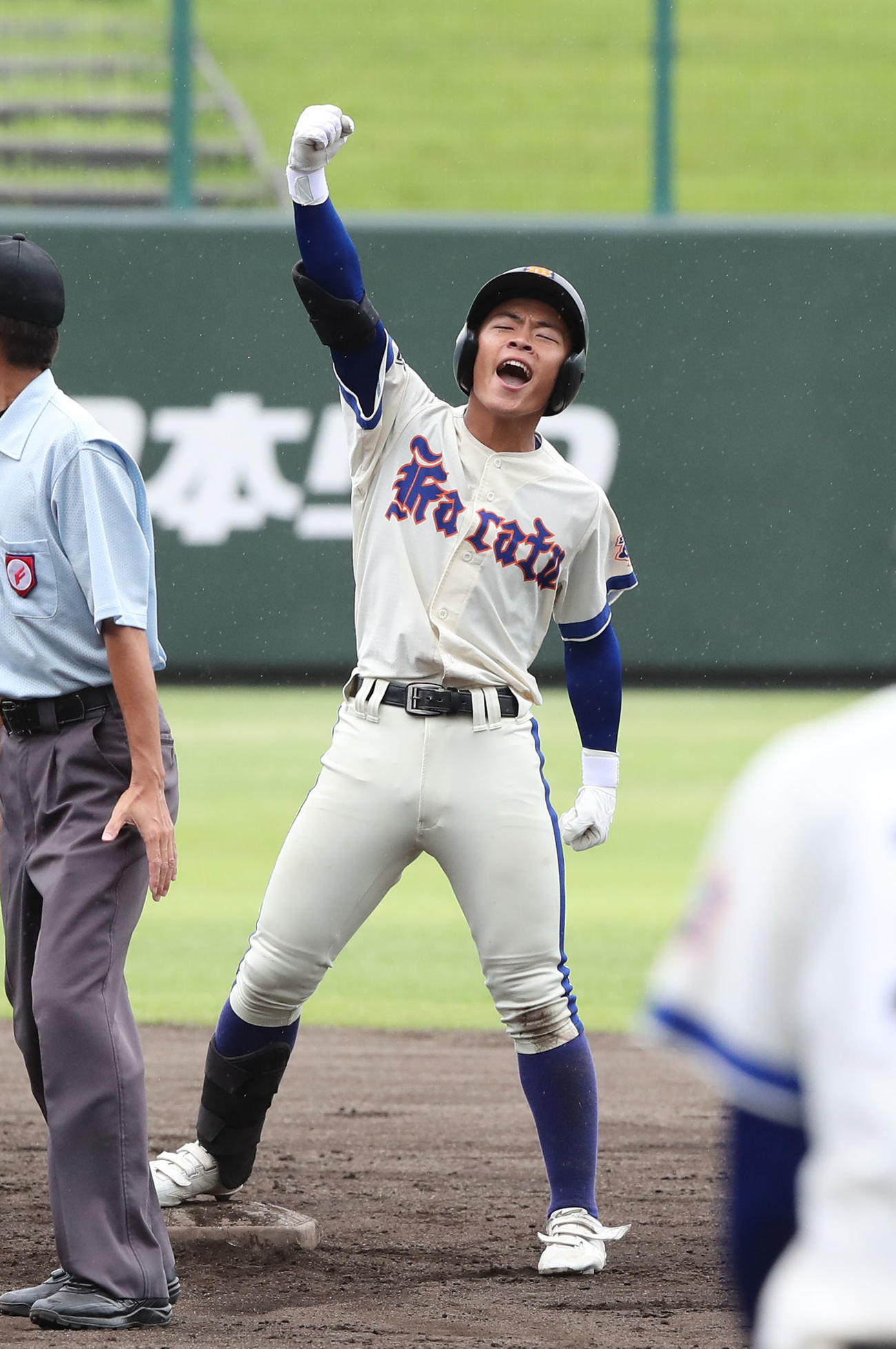 唐津商対唐津南　4回表唐津商2死一、二塁、濱部は中越えに適時二塁打を放ちガッツポーズ（撮影・梅根麻紀）