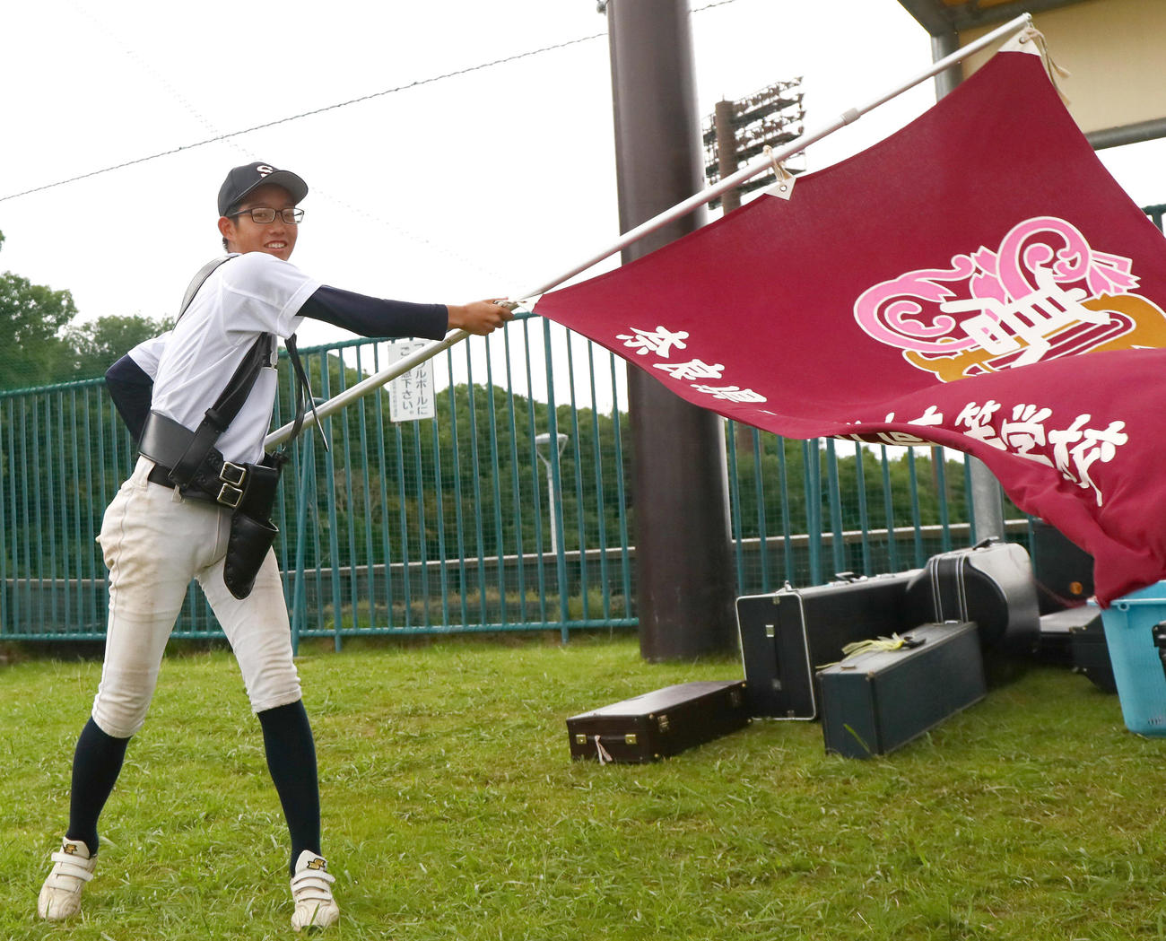奈良北対桜井　旗を振って応援する桜井の応援団（撮影・上山淳一）