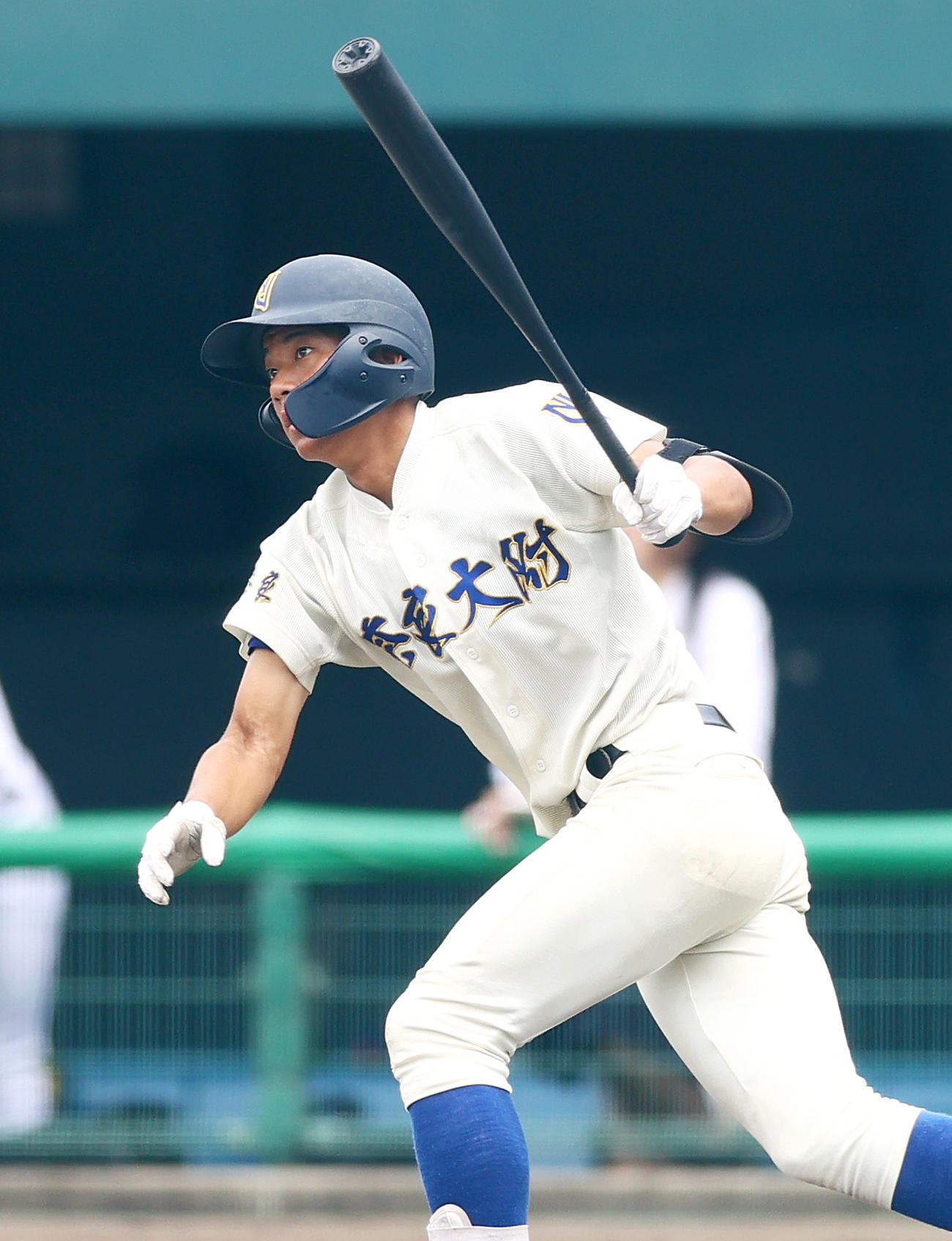 奈良高専対奈良大付　5回裏奈良大付1死三塁、岸本は左飛を放ち犠飛とする（撮影・上山淳一）