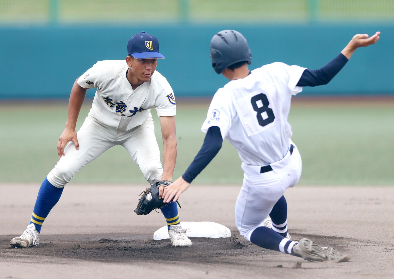 奈良高専対奈良大付　6回表奈良高専無死一塁、打者・小寺の時、遊撃手・岸本（左）は一走・南の盗塁を阻む（撮影・上山淳一）