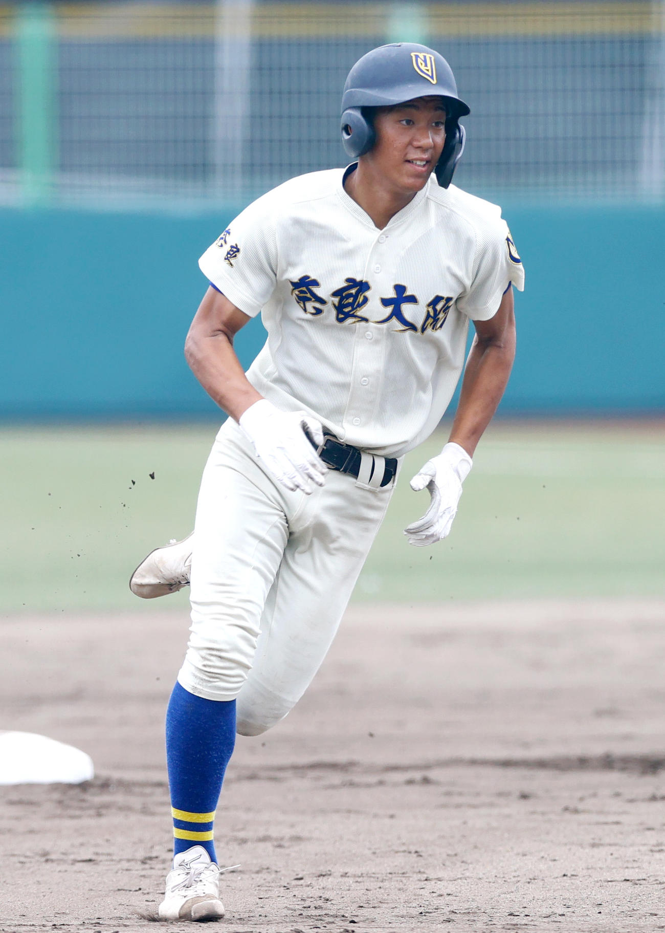 奈良高専対奈良大付　1回裏奈良大付1死一、三塁、森央の中前適時打で三塁に向かう一走岸本（撮影・上山淳一