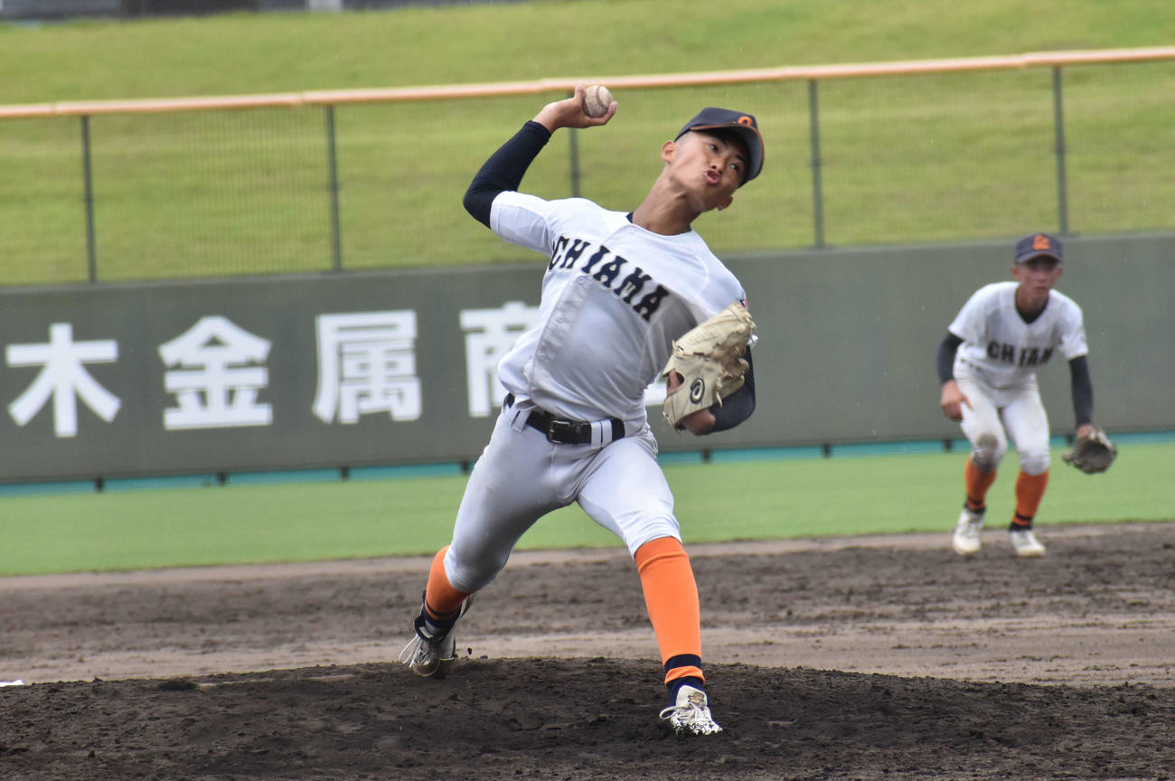 東灘戦の9回2死から登板した市尼崎のエース滝本（撮影・古財稜明）