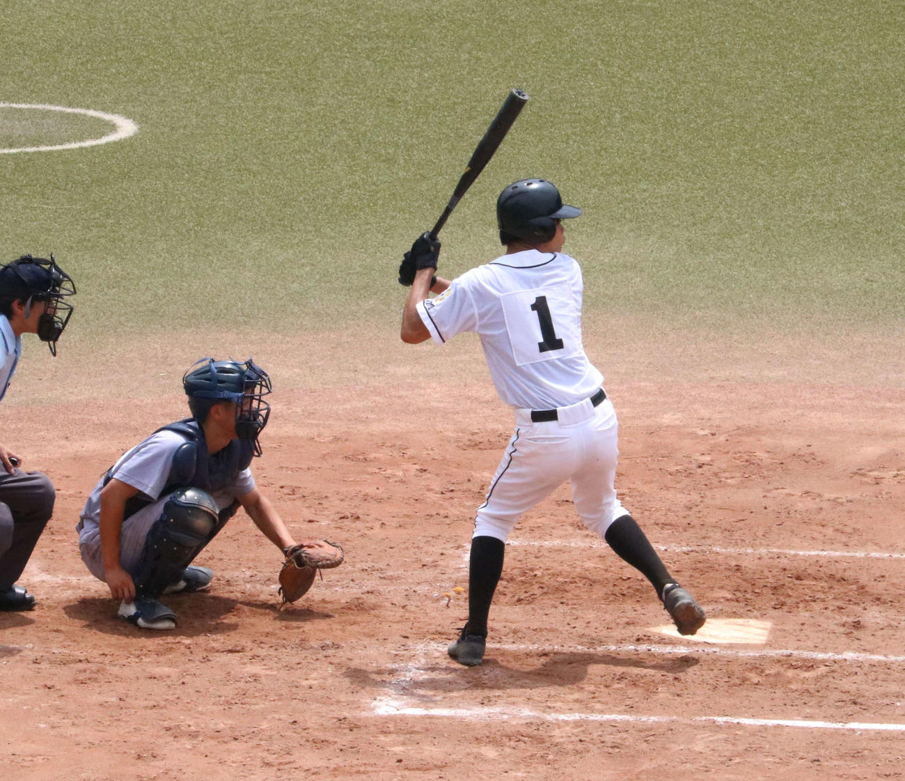 三田対目白研心　4回表三田2死、一塁、打席に立ち、四球を選ぶ平野（撮影・水谷京裕）