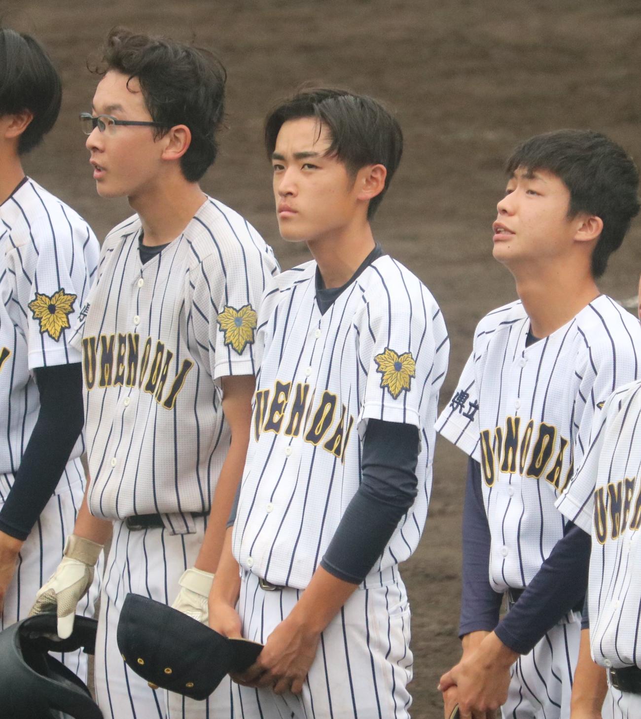 夢野台・天野（中央）がスタンドにあいさつする（撮影・林亮佑）