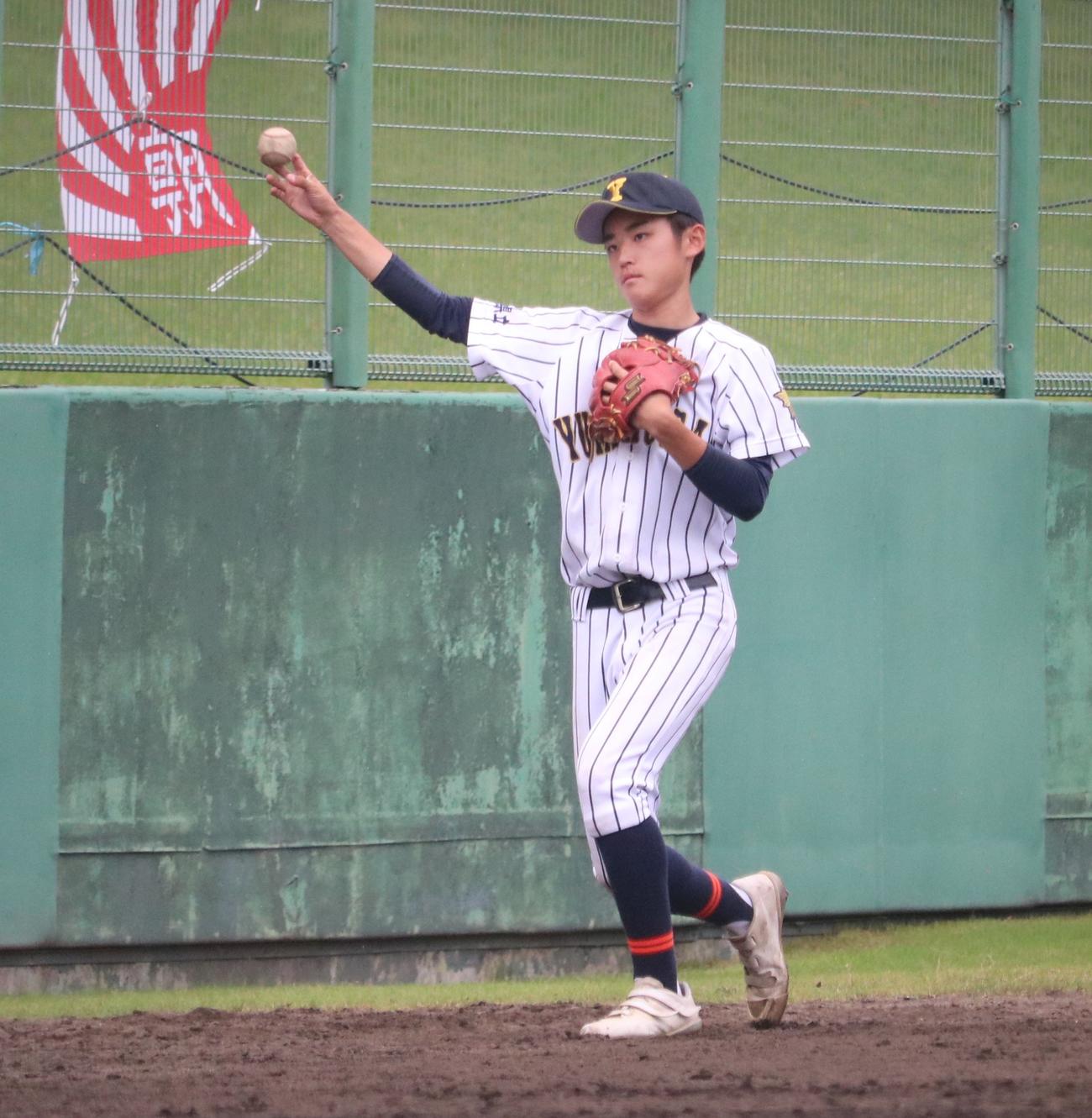 夢野台・天野が途中出場の準備をする（撮影・林亮佑）