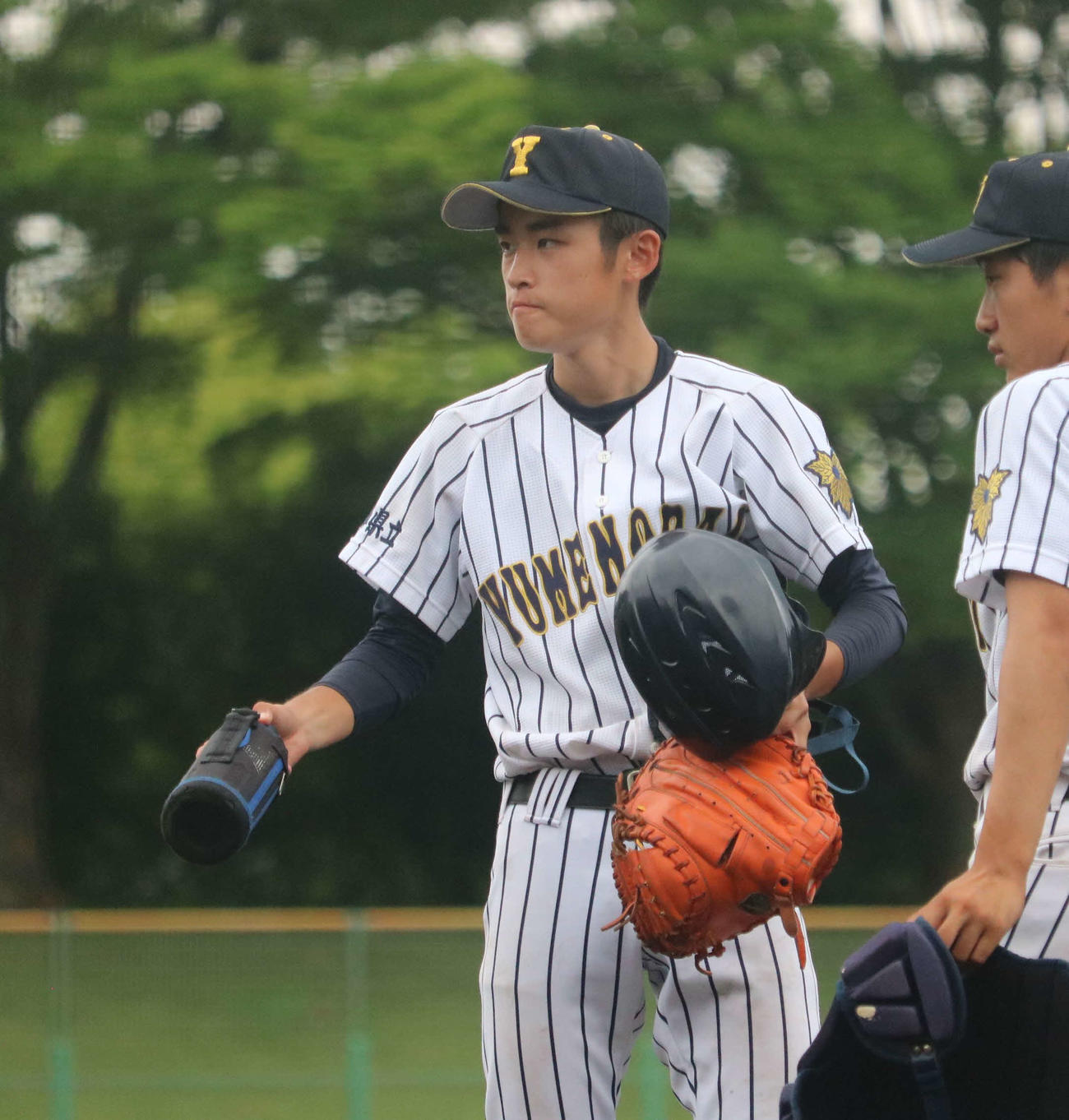 夢野台・天野が捕手のサポートをする（撮影・林亮佑）