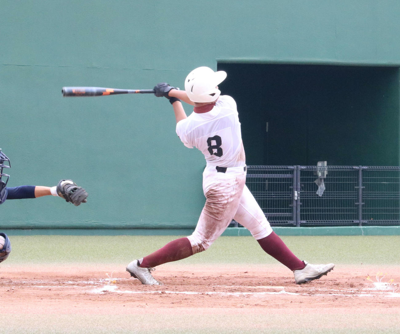 東対八丈　6回裏八丈無死一、二塁、左越え2点適時二塁打を放つ上ノ山翼（撮影・水谷京裕）