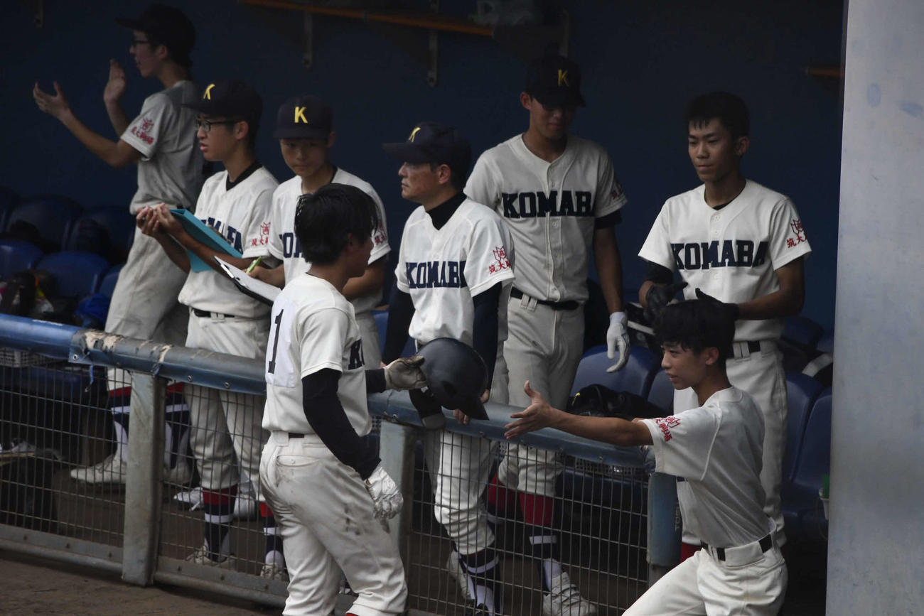 ベンチで盛り上がりを見せる筑波大駒場の選手たち（撮影・平山連）