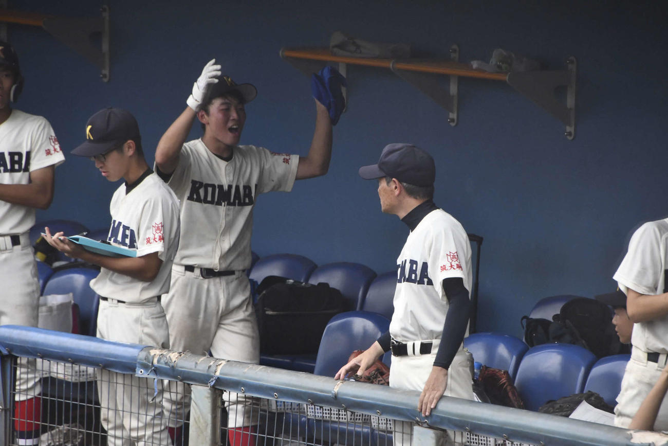 ベンチで盛り上がりを見せる筑波大駒場の選手たち（撮影・平山連）