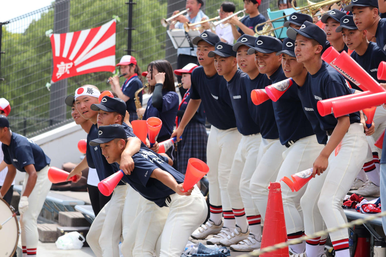 得点のたび、肩を組み元気よく大漁節を歌う銚子商の選手たち（撮影・保坂淑子）