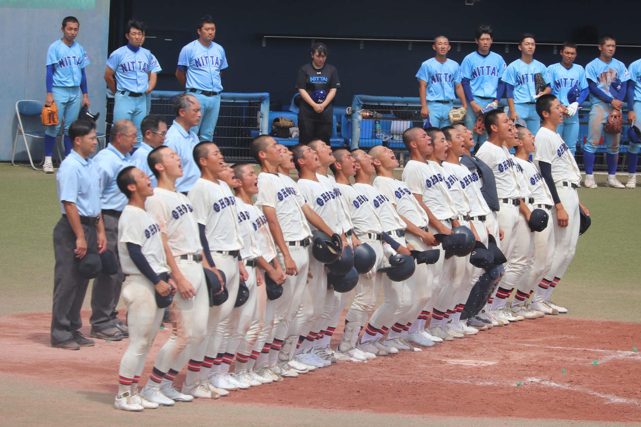 初戦突破し、体を反りながら元気よく校歌を歌う銚子商の選手たち（撮影・保坂淑子）
