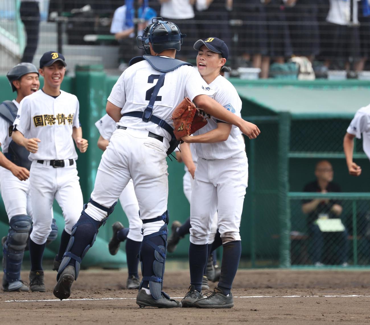 札幌第一対札幌国際情報　1回戦を突破し抱き合う札幌国際情報藤原（右）と佐々木（撮影・黒川智章）