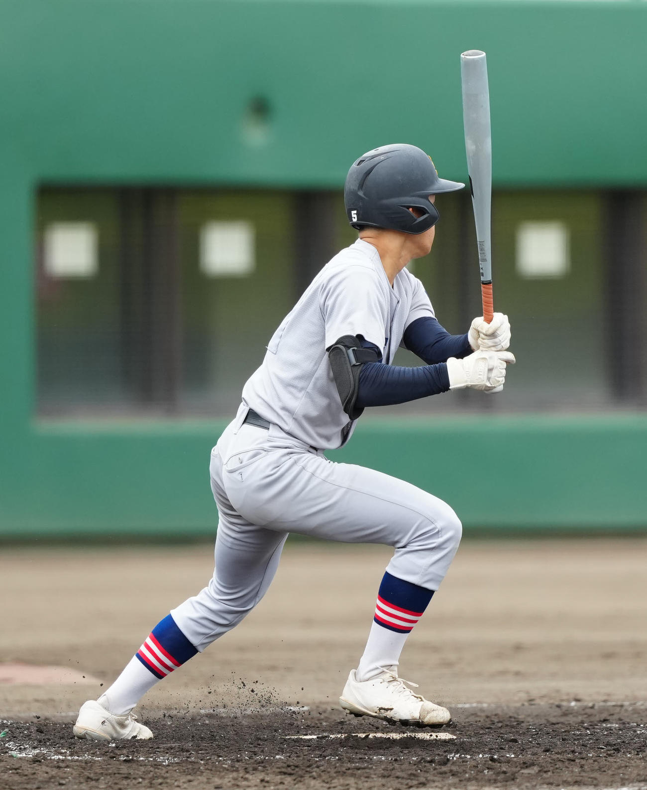 慶応対横須賀学院　3回表慶応2死満塁、2点適時打を放つ加賀城（撮影・江口和貴）
