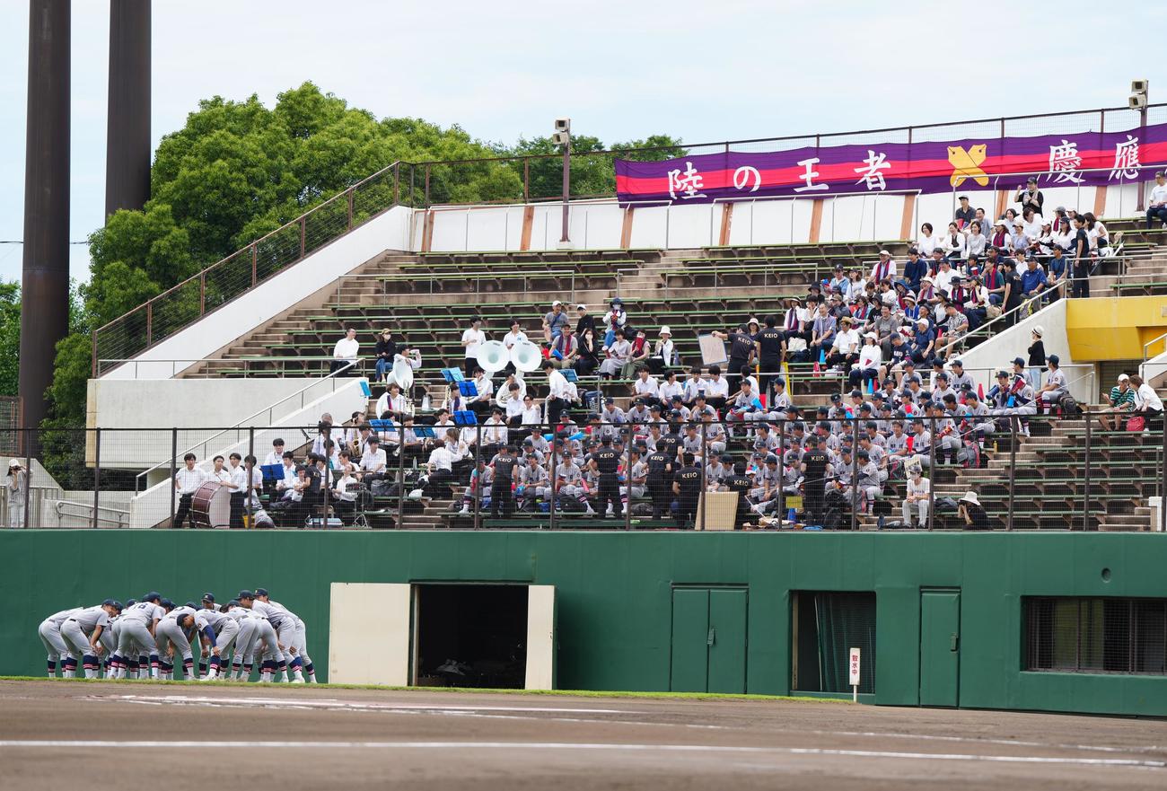 高校野球神奈川大会　2回戦　慶応対横須賀学院　試合前、応援席の前で円陣を組む慶応の選手たち（撮影・江口和貴）