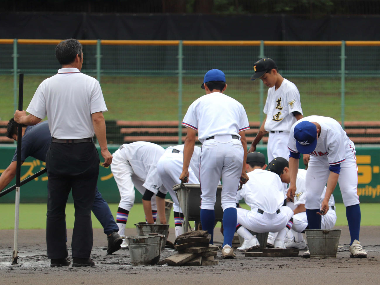 京都大会2回戦前にグラウンドを整備した、莵道、塔南・開建ナイン（撮影・中島麗）
