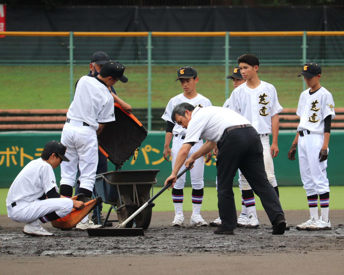 京都大会2回戦前にグラウンドを整備した、莵道ナイン（撮影・中島麗）