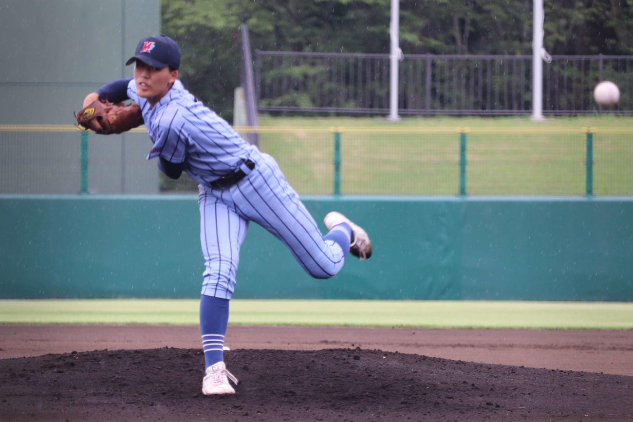 1回戦　松戸国際隊幕張総合　4回を投げ2安打無失点に抑える好投で初戦突破に貢献した幕張総合、先発の須田（撮影・保坂淑子）
