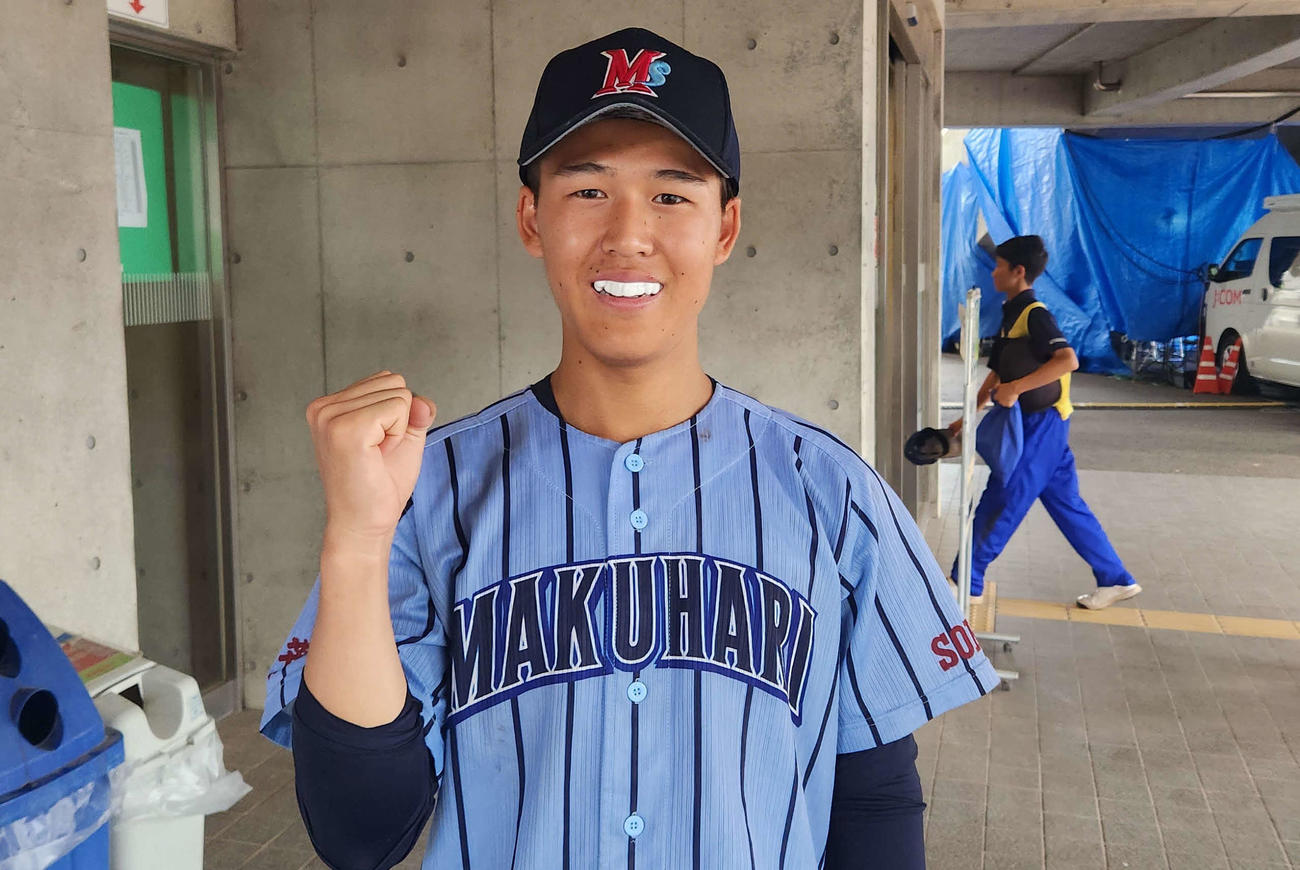 松戸国際隊幕張総合　4回を投げ2安打無失点に抑える好投で初戦突破に貢献し、笑顔でガッツポーズを見せる幕張総合、先発の須田（撮影・保坂淑子）